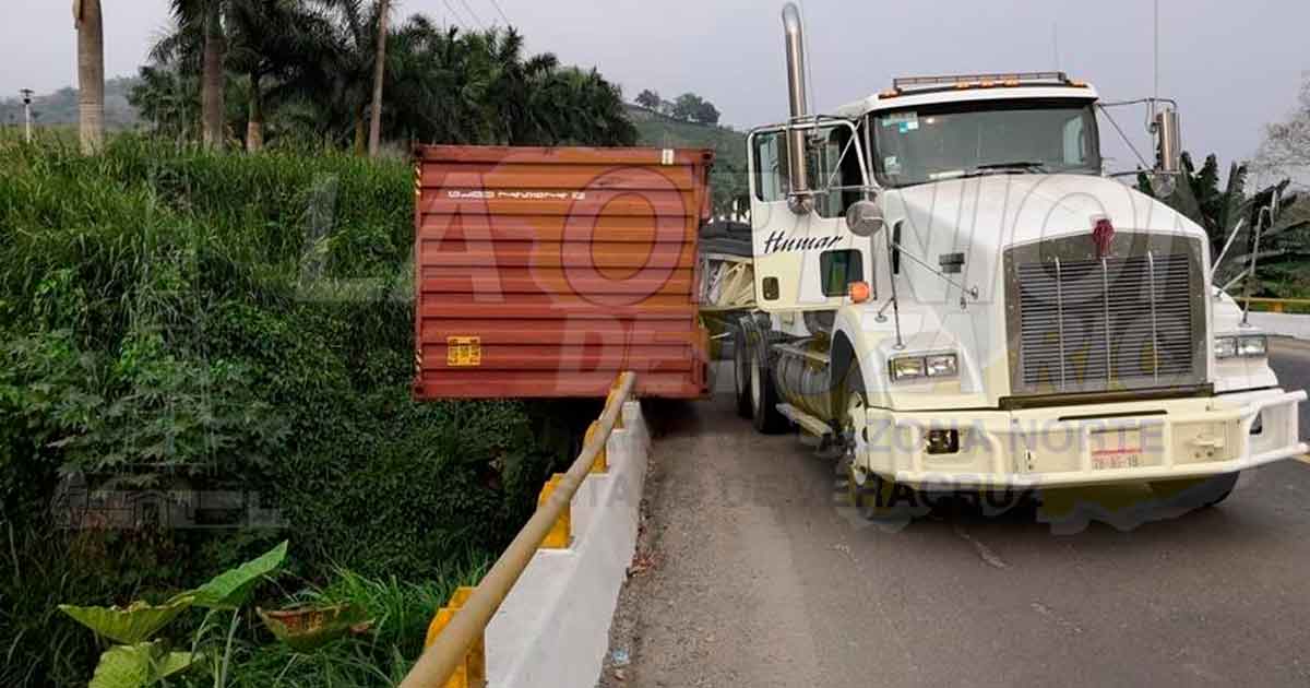 Tráiler a punto de volcar en la carretera federal Tampico-Poza Rica