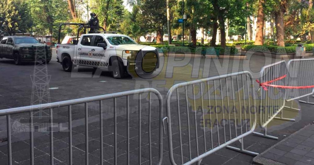 Uniformados impiden la instalación de tianguistas en Xalapa