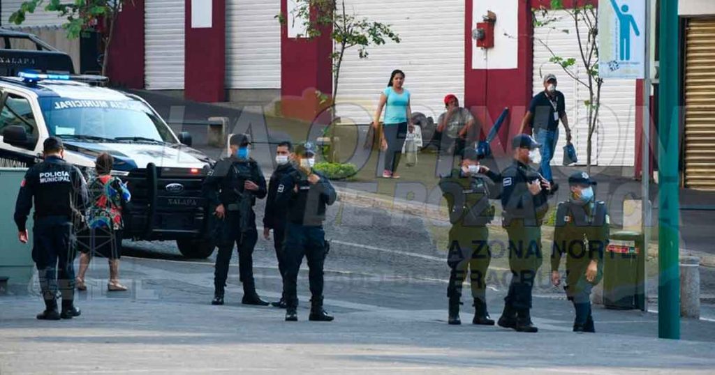 Uniformados impiden la instalación de tianguistas en Xalapa