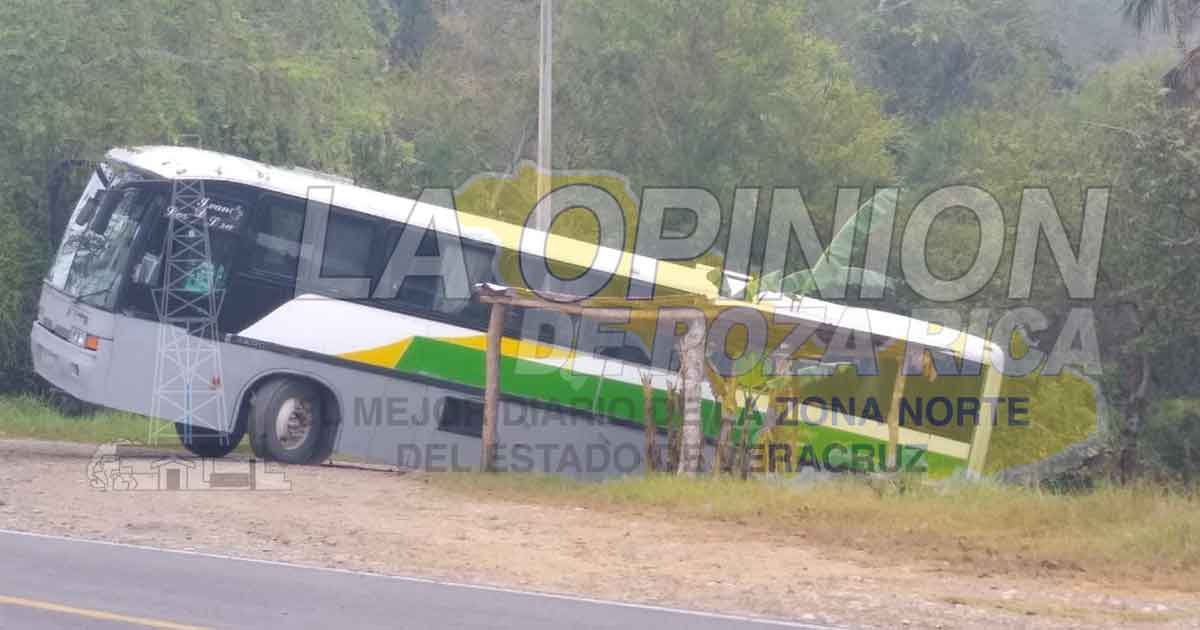Veloz autobús se va a un barranco en la federal 127 Alazán – Canoas