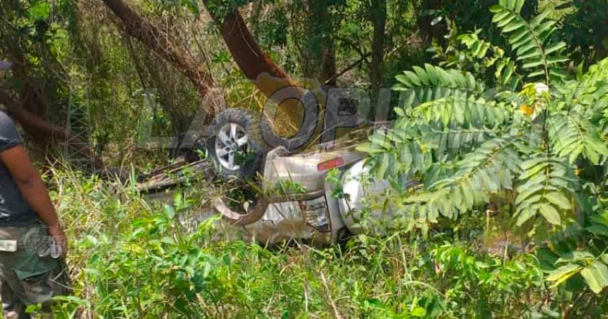 Vuelca camioneta en la Naranjos-Chontla
