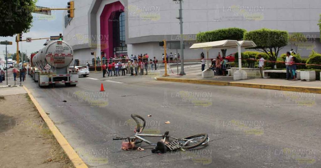 Ciclista aplastado en el bulevar Lázaro Cárdenas en Poza Rica