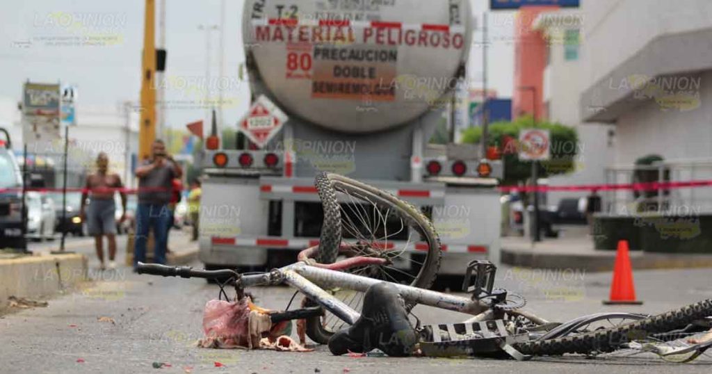 Ciclista aplastado en el bulevar Lázaro Cárdenas en Poza Rica