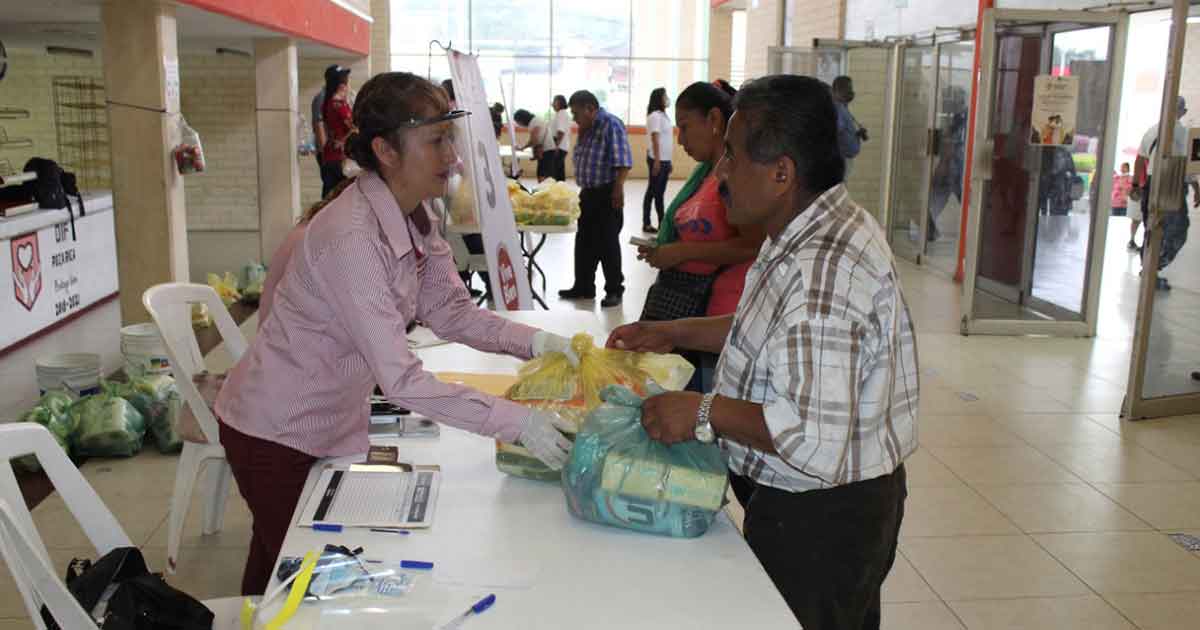 Llevan beneficio de despensas para comerciantes ambulantes de Poza Rica