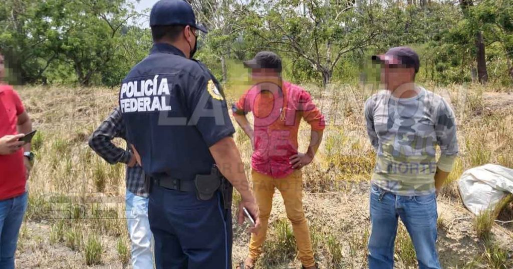 Vuelcan artesanos en la autopista Totomoxtle