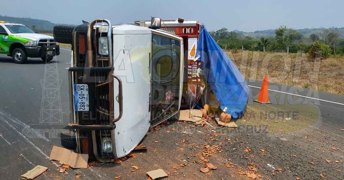 Vuelcan artesanos en la autopista Totomoxtle