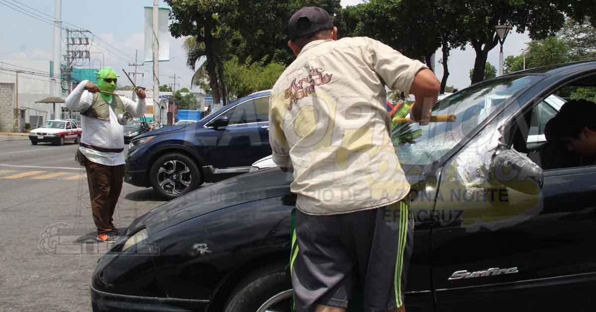 Artistas urbanos y los limpiaparabrisas sufren, pues el Coronavirus golpea sus ingresos