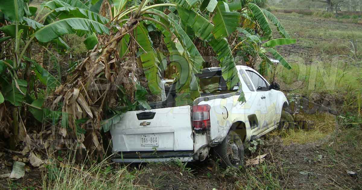 ¡Camioneta al monte; dos personas lesionadas!