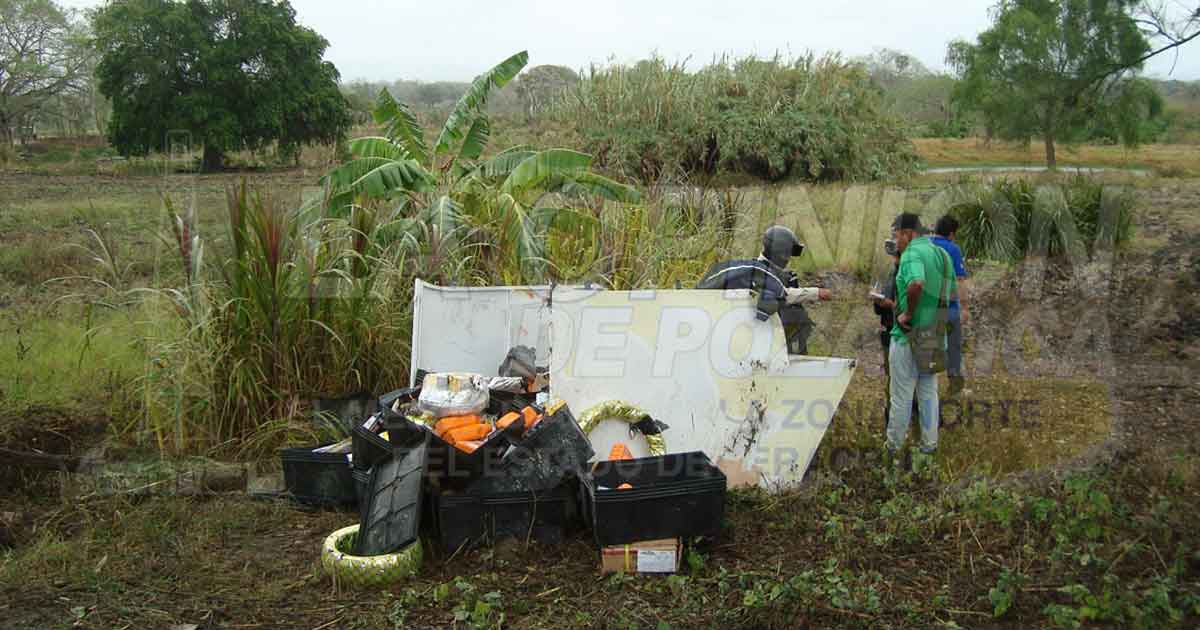 ¡Camioneta al monte; dos personas lesionadas!