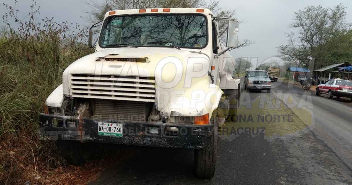 Camión pipa se impacta contra taxi a la altura de Mezquite