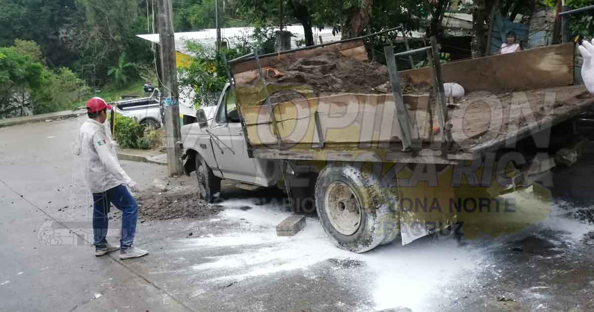 Camión materialista se incrustó contra un poste al perder el control del volante en Poza Rica