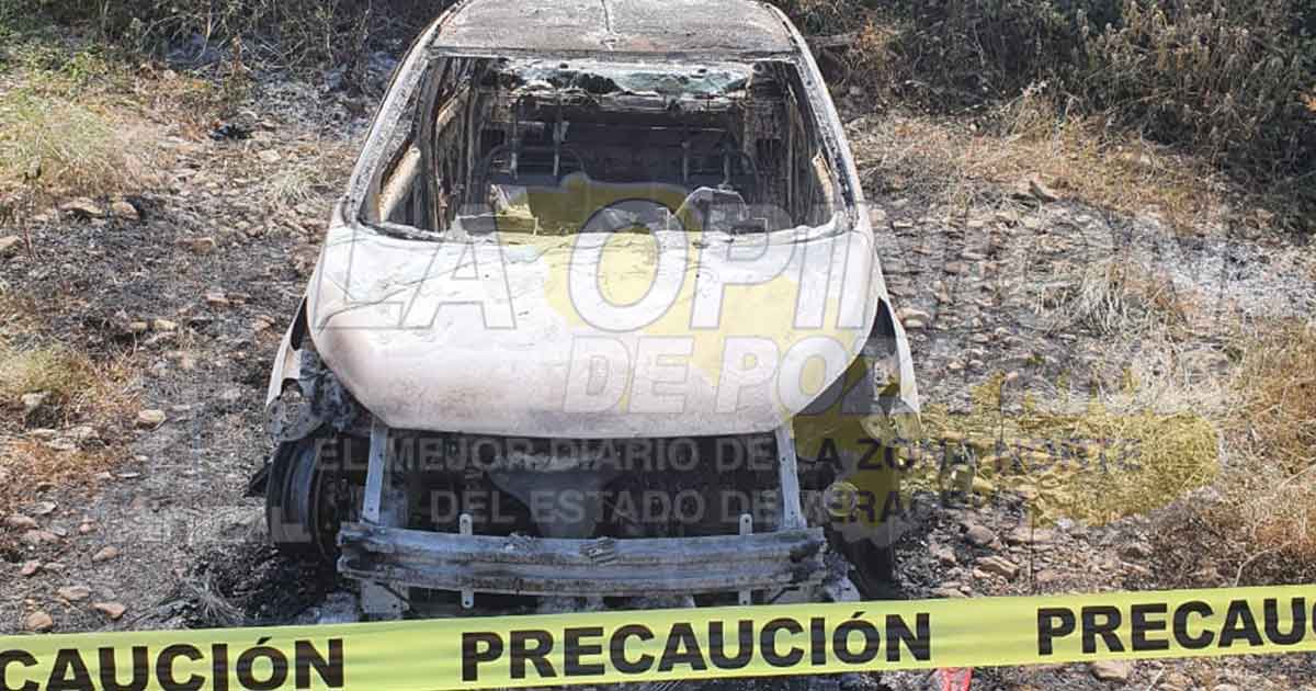 Queman taxi robado en Platón Sánchez