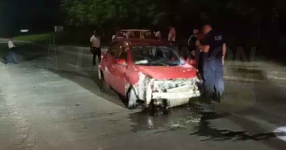 Choca y abandona su vehículo sobre la avenida Las Américas, en Tuxpan