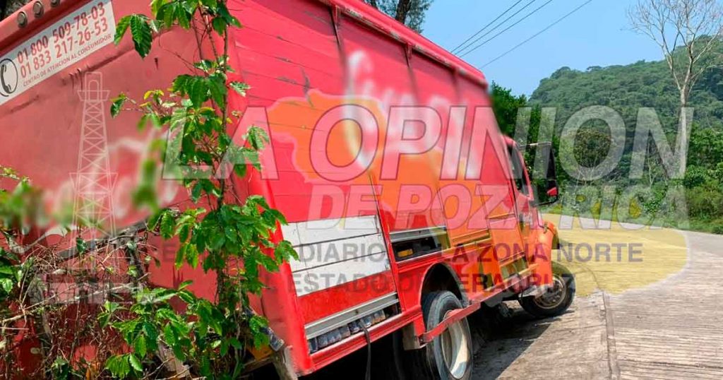 Le fallan los frenos y se sale de la carretera en Filomeno Mata