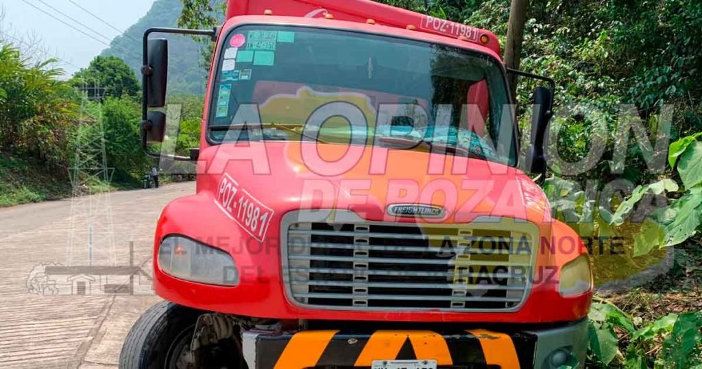 Le fallan los frenos y se sale de la carretera en Filomeno Mata