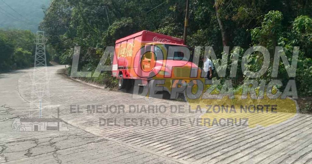 Le fallan los frenos y se sale de la carretera en Filomeno Mata