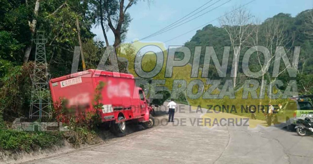 Le fallan los frenos y se sale de la carretera en Filomeno Mata