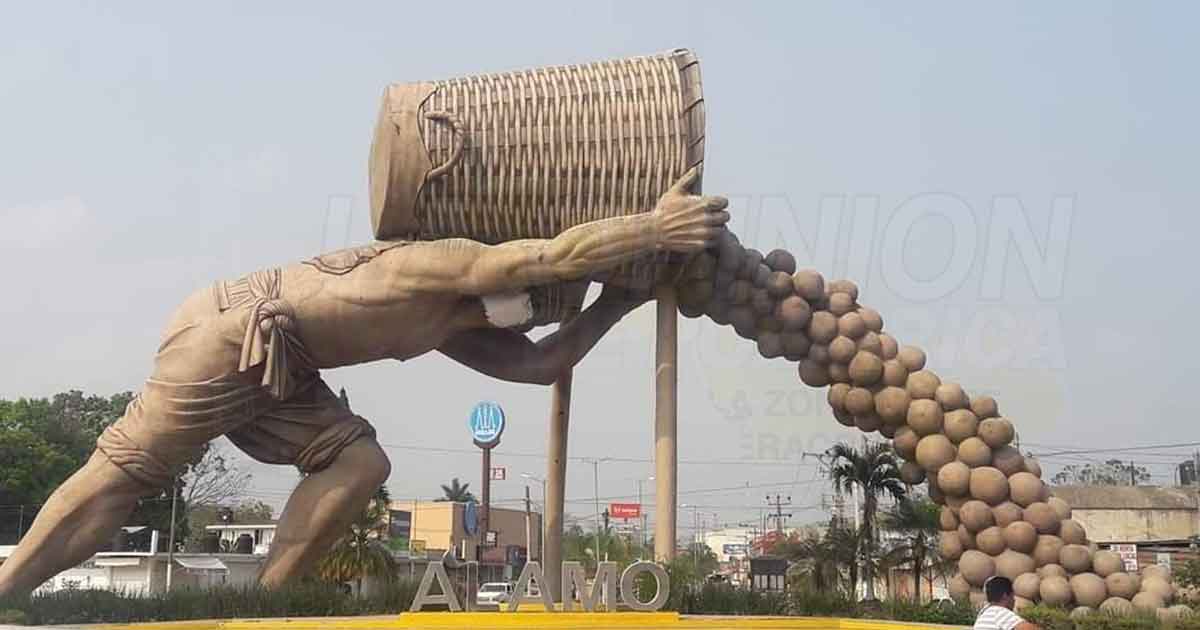 Cubrebocas gigante para monumento El Colotero, en Álamo
