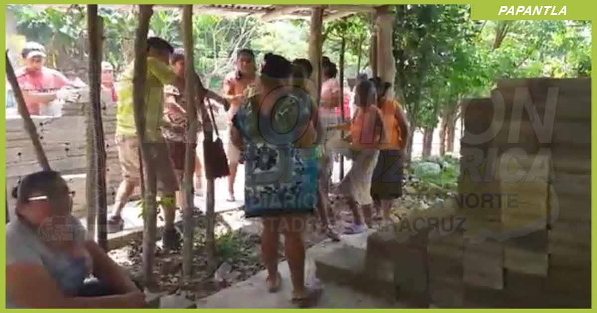 Colonos desalojan material de construcción ante una invasión de predio