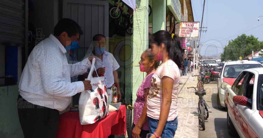 Distribuyen despensas a comerciantes necesitados en #Álamo