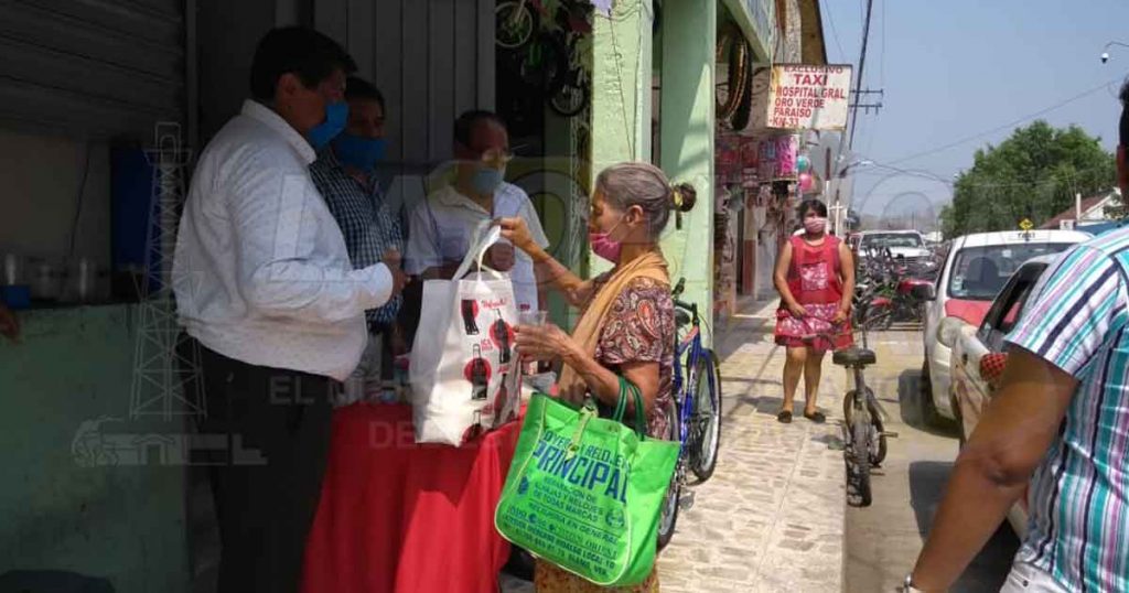 Distribuyen despensas a comerciantes necesitados en #Álamo