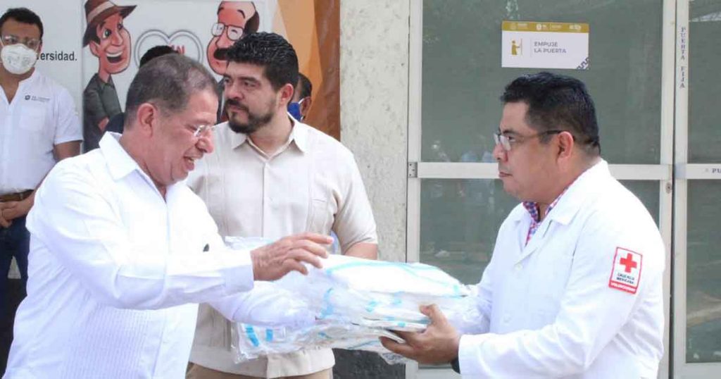 Entrega diputado Pozos Castro equipo médico al Hospital Regional de Tuxpan