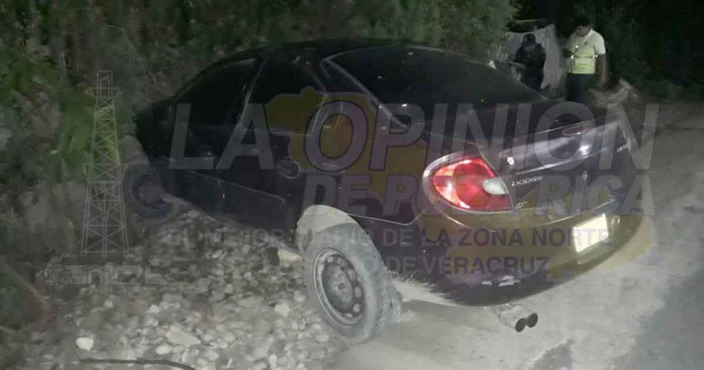 Pierde el control, se sale de la carretera y choca contra un cerco perimetral