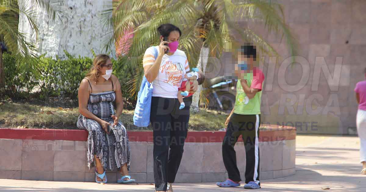 Padres de familia arriesgan a niños; los sacan a la calle