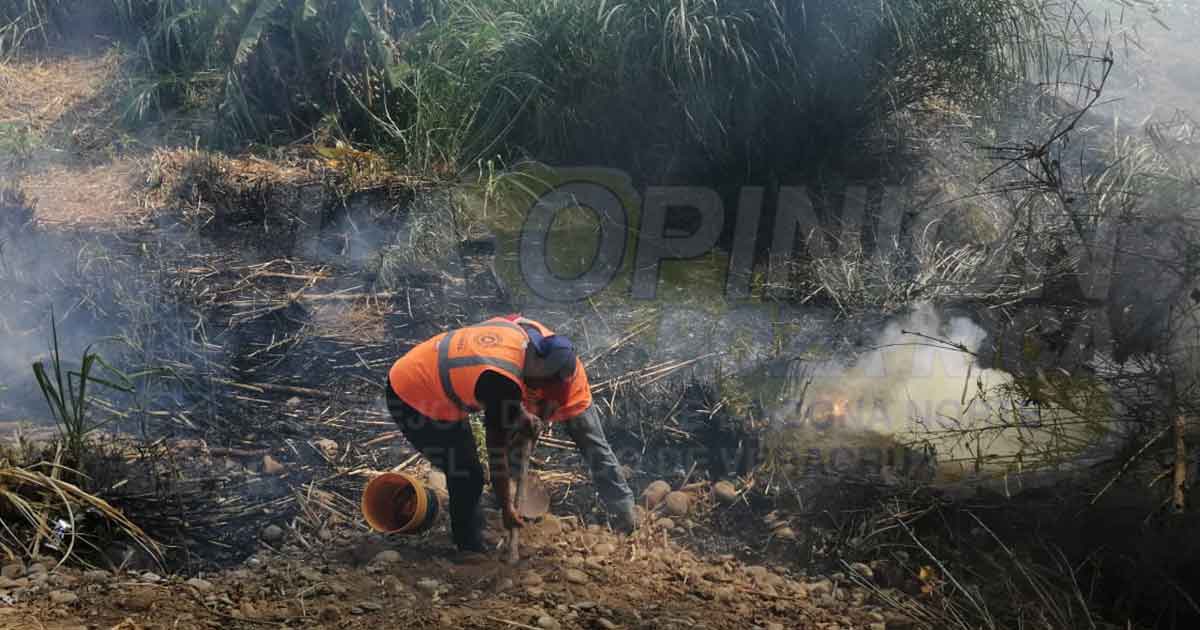 Incendio cerca de instalaciones de PEMEX, en Cazones