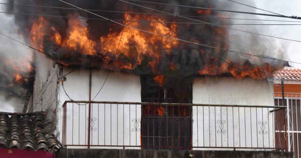 Voraz incendio consumió una vivienda en Tlapacoyan