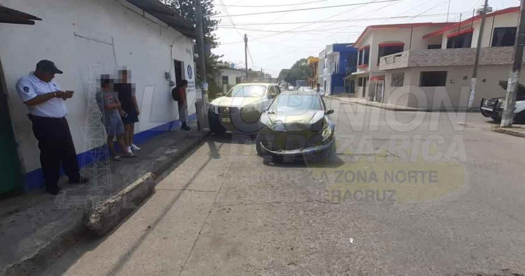 Encontronazo en Tuxpan deja elevados daños materiales