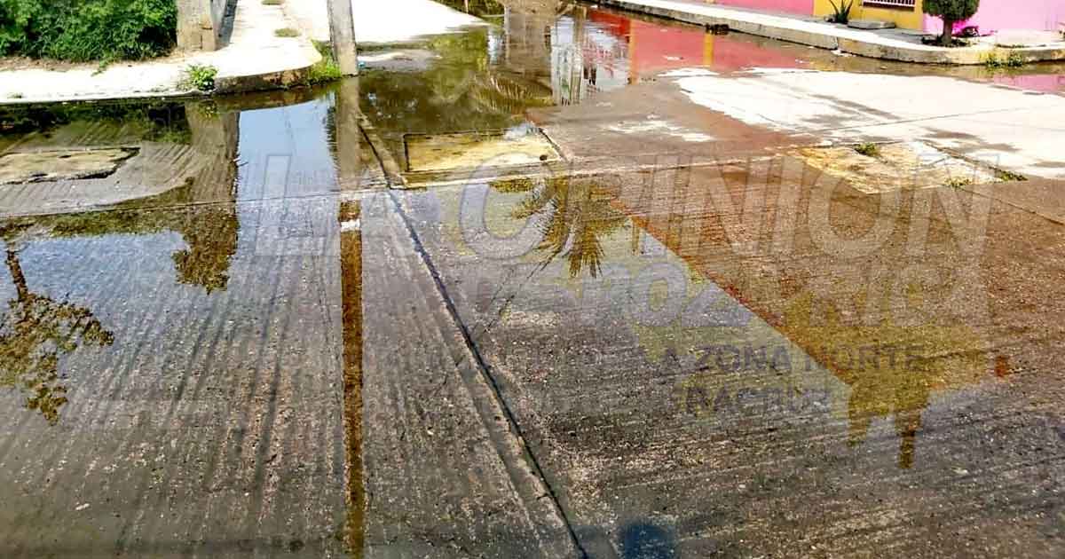 Más de un mes con una fuga de agua en el Barrio de San Pancho