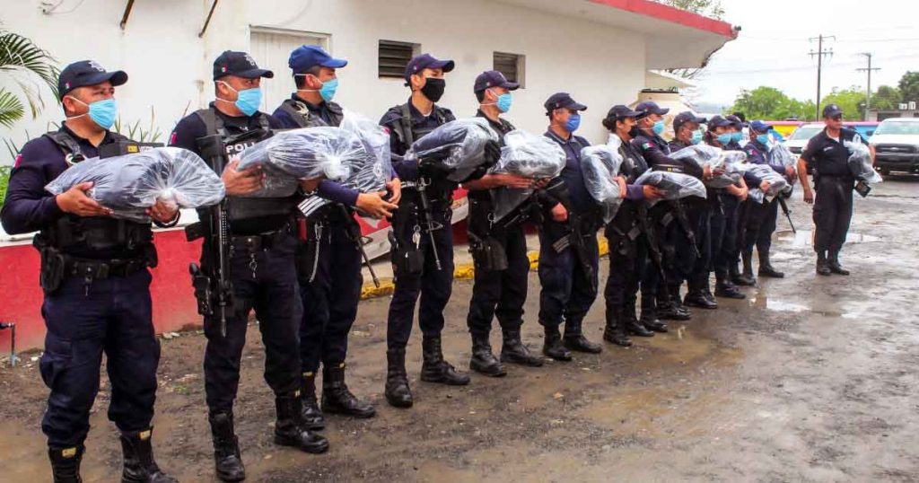 Entregan equipo a Policías de Naranjos