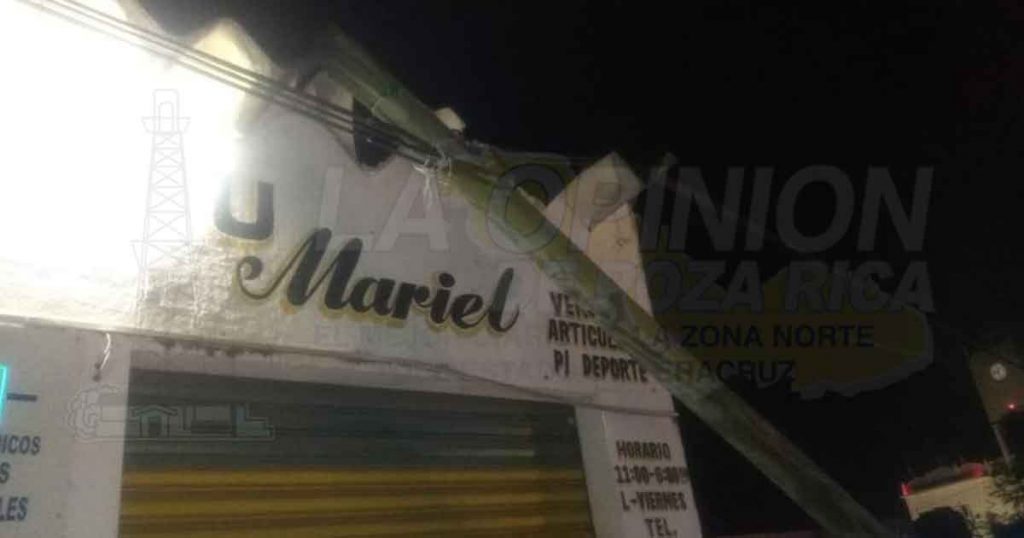 Topaz derriba poste y se estampa contra un negocio en Espinal