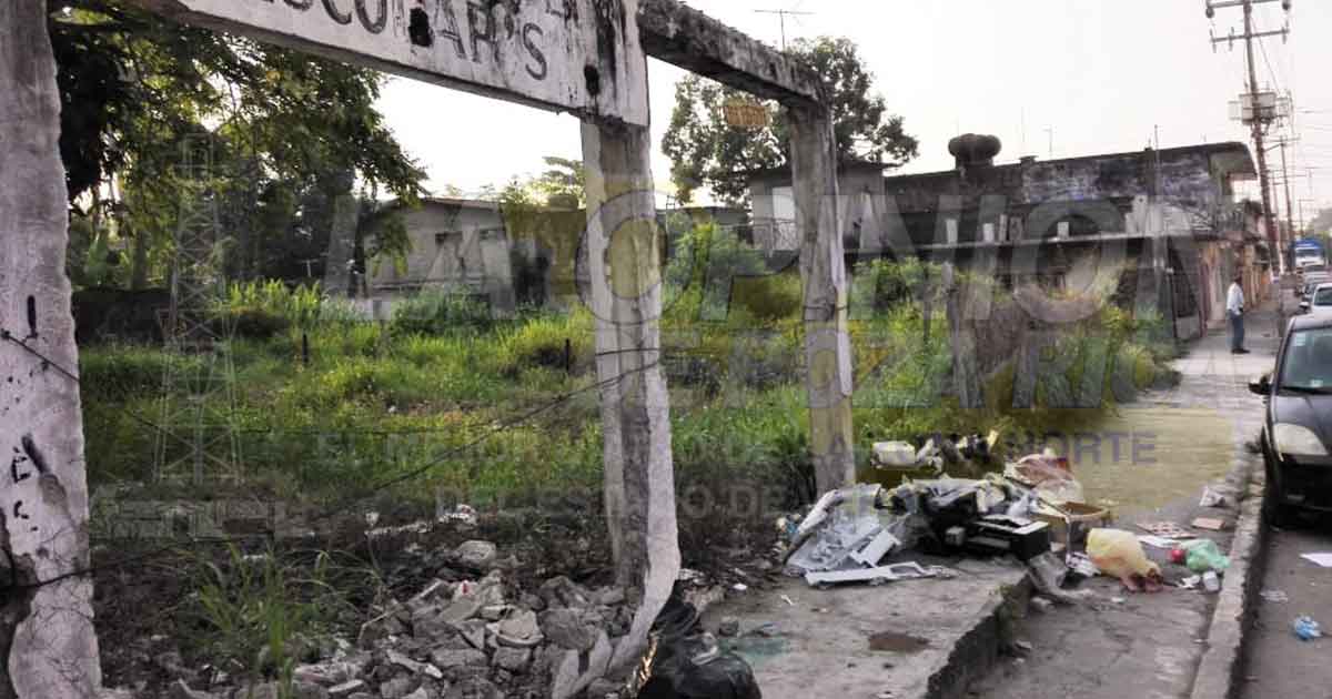 Predio de maestros, abandonado y nido de alimañas; quejas de vecinos