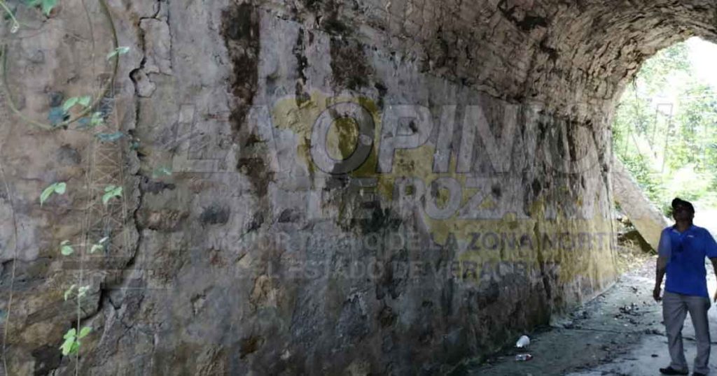 Puente de piedra a punto de caer