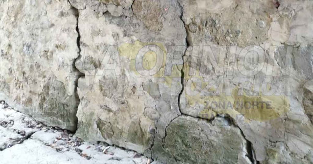 Puente de piedra a punto de caer