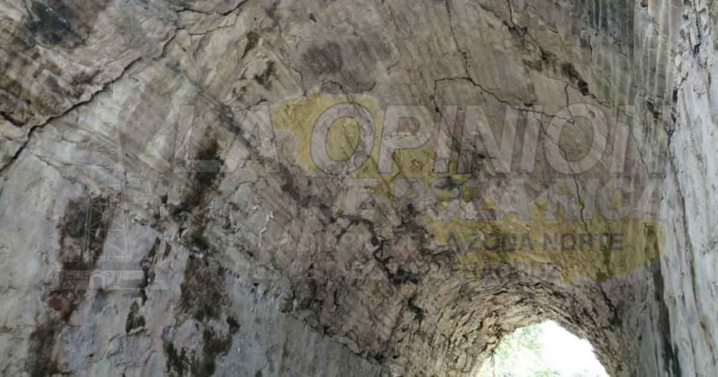 Puente de piedra a punto de caer