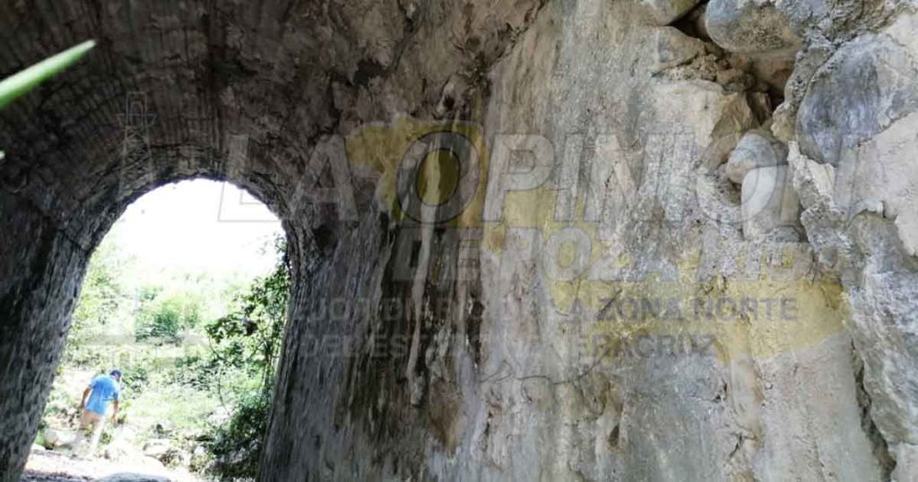Puente de piedra a punto de caer