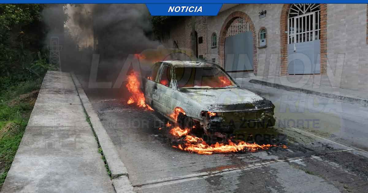 Unidad de alquiler se consumió en minutos; intentó arrancarla y solo la incendió