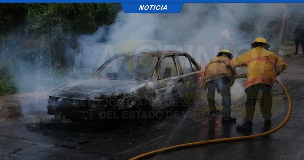 Unidad de alquiler se consumió en minutos; intentó arrancarla y solo la incendió