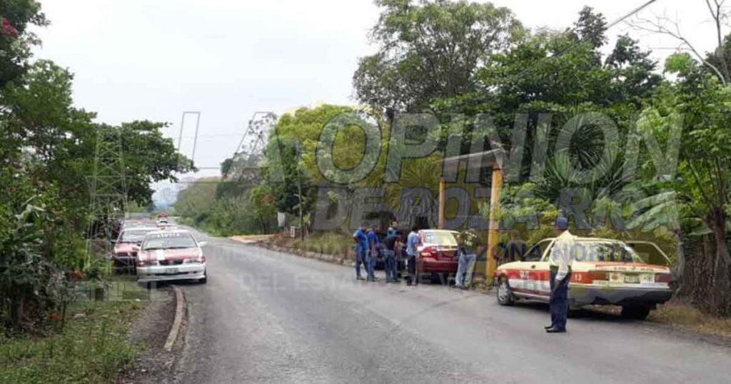 Taxi se estampa contra poste, en Espinal
