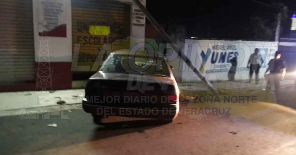 Topaz derriba poste y se estampa contra un negocio en Espinal