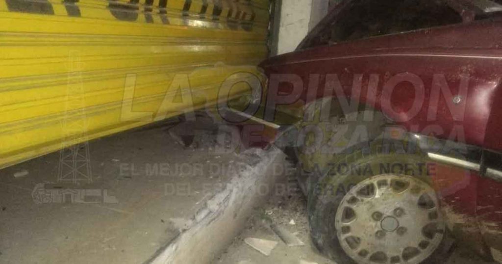 Topaz derriba poste y se estampa contra un negocio en Espinal