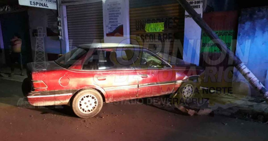 Topaz derriba poste y se estampa contra un negocio en Espinal