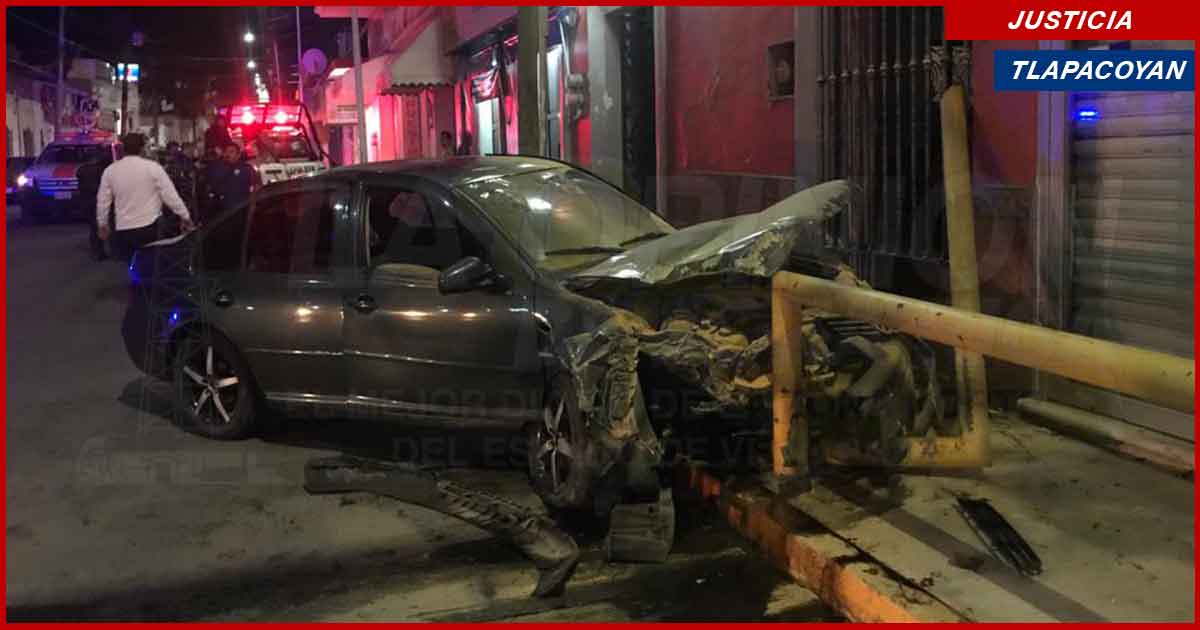 Vehículo se estrella contra un negocio y destruye barra protectora en Tlapacoyan