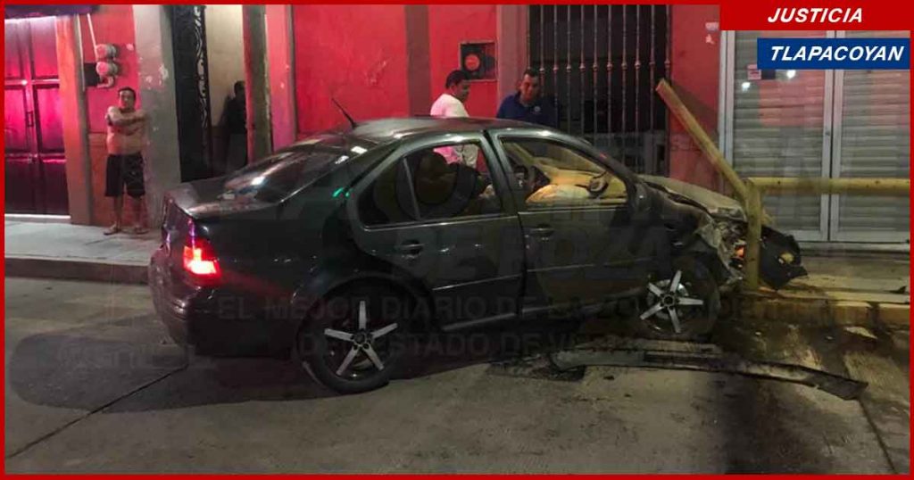 Vehículo se estrella contra un negocio y destruye barra protectora en Tlapacoyan