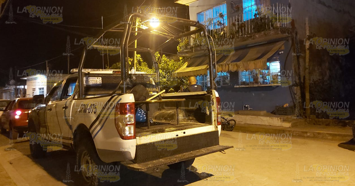 A punto de arrojarse de un tercer piso en Tlapacoyan