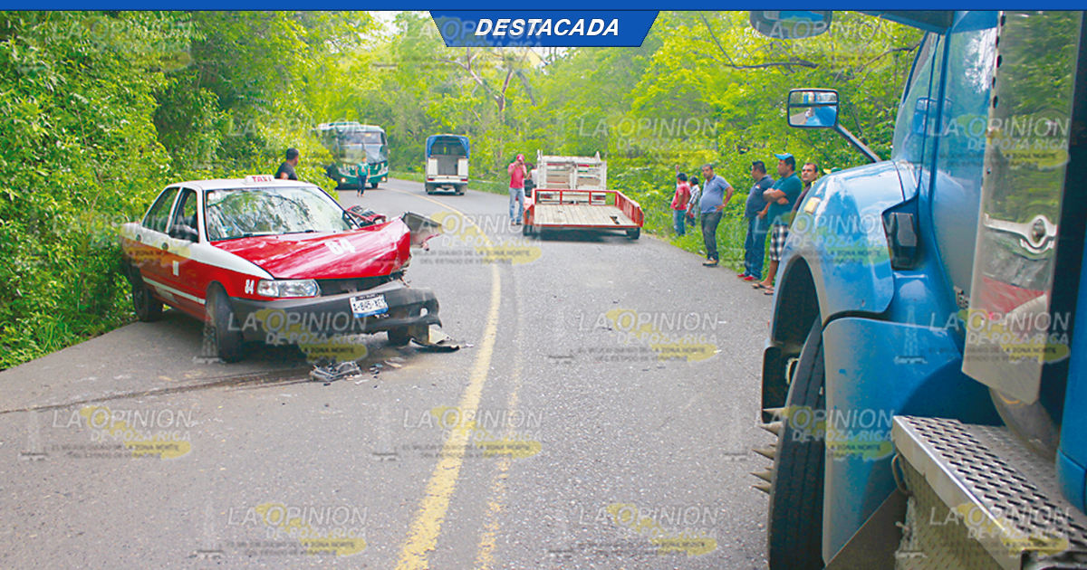 Se salvó de morir, camioneta destroza taxi