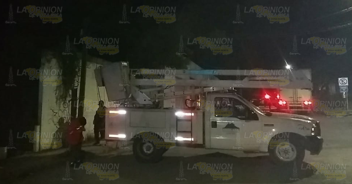 Camión derriba un poste de telefonía